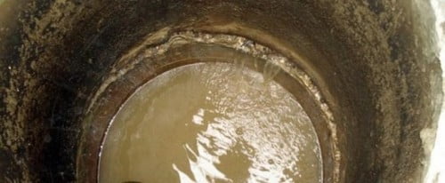 Фото: сточные воды в канализационном колодце