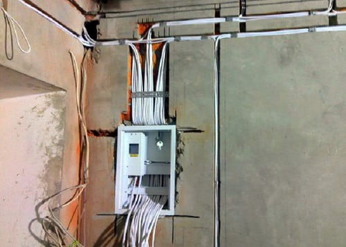 Фото: подсоединение проводки к электрощиту