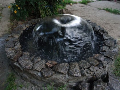 Фото: Яркий пример фонтана, выполненного своими руками