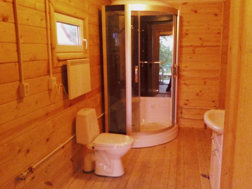 Фото: в деревянном доме, вы запросто можете установить покупную душевую кабину из акрила или поликарбоната, это снизить временные затраты