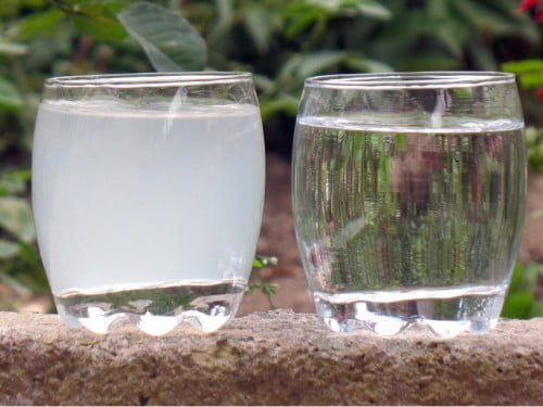 Фото: вода с сероводородом слева и без справа