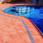 Фото: Яркий стиль бассейна из декоративной плитки