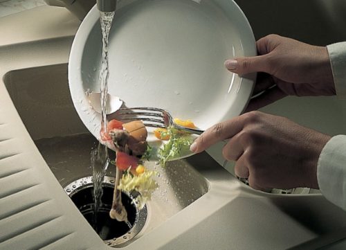 Фото: запах из раковины на кухне может образовываться из-за скопления в стоке остатков пищи