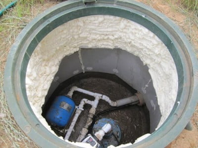 Фото: Утеплительные работы в процессе обустройства канализационной системы