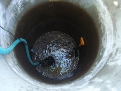 Фото: насосная очистка канализационного колодца