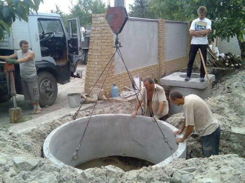 Фото: монтаж колец для банной выгребной ямы