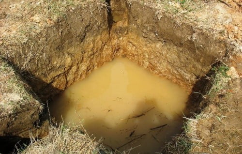 Фото: грунтовые воды в выгребной яме