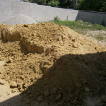 Фото: выгребная яма в глинистой почве