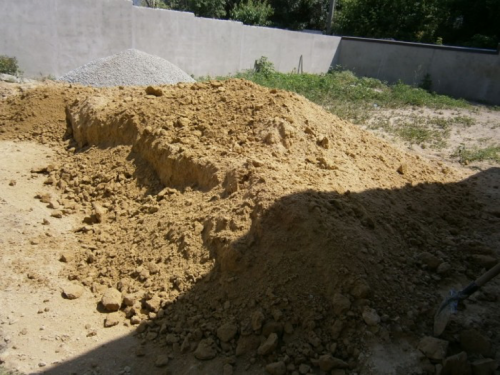 Фото: выгребная яма в глинистой почве