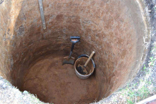 Фото: устройство выгребной ямы в глинистой почве