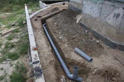 Фото: глубина прокладывания канализационных труб менее 50 см