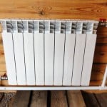Фото: Установленный радиатор в деревянном доме