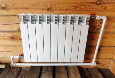 Фото: Установленный радиатор в деревянном доме