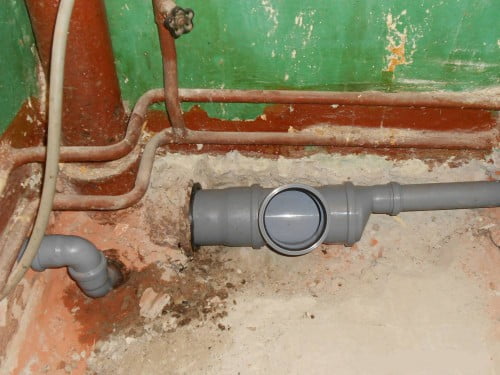 Фото: Замена канализационных труб с чугуна на пластик