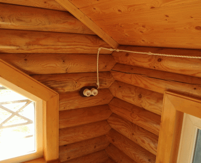 Фото: электропроводка в деревянном доме скрученными кабелями.