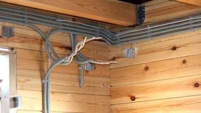 Фото: правильно выполненная электропроводка в деревянном доме
