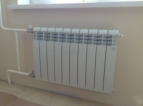 Фото: Радиатор отопления с боковым подключением. Применяется обычно в многоквартирных домах