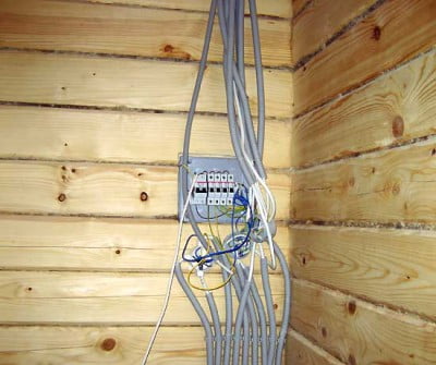 Фото: такое соединение проводки в деревянном запрещено
