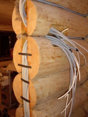Фото: скрытая проводка в стене из дерева в гофроизоляции