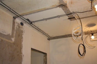 Фото: замена электропроводки в потолочном перекрытии