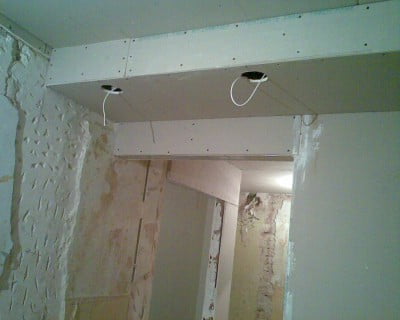 Фото: замена электропроводки в подвесном потолке панельного дома
