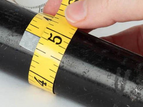 Фото: Определение диаметра трубы с помощью измерительного метра