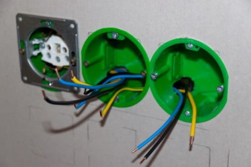 Фото: Монтаж провод в соседнюю розетку выполняется небольшими отрезками провода. Фаза, ноль и заземление