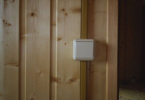 Фото: как должен быть установлен выключатель на деревянной стене