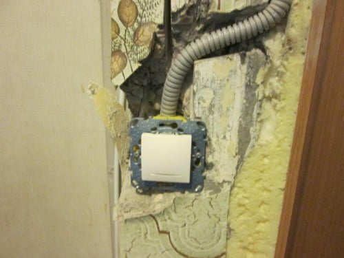 Фото: монтаж выключателя в бетонной стене