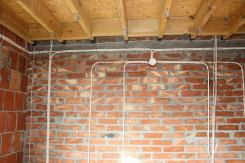 Фото: правильная разводка электропроводки по стенам