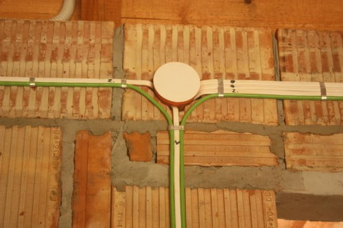 Фото: установка распределителя и монтаж кабелей в доме