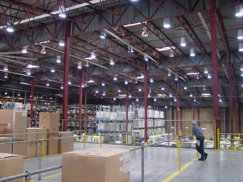 Фото: правильное размещение светильников на промышленном складе