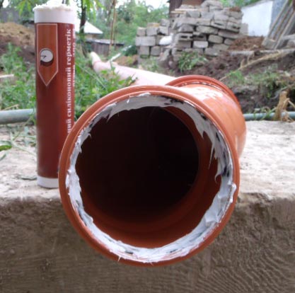 Фото: уплотнение канализационных труб герметиком
