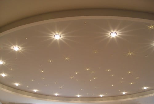 Фото: монтаж точечных светильников в натяжном потолке