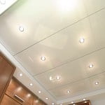 Фото: точечные светильники в пластиковом потолке