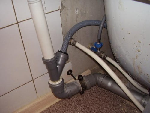 Фото: врезка в канализацию в доме при помощи пластикового тройника