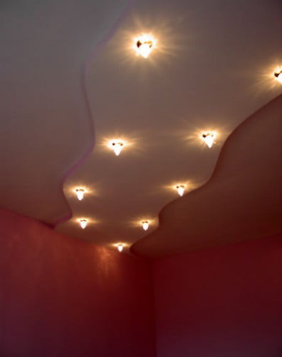 Фото: расположения точечных светильников в спальне