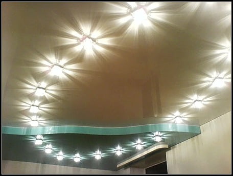 Фото: яркое оформление натяжных потолков точечным освещением