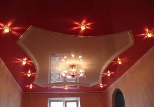 Фото: Оформление потолка основным светильником и точечными