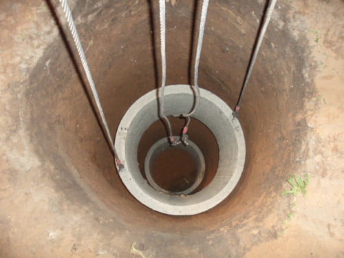 Фото: установка бетонных колец в колодце