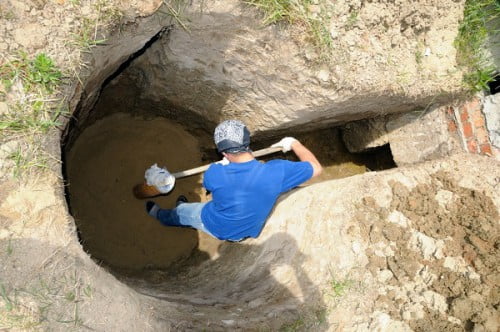 Фото: выкапывание ямы под кессон