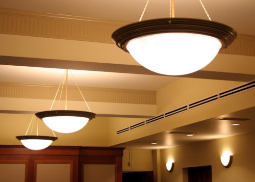 Фото: освещение коридора подвесными светильниками