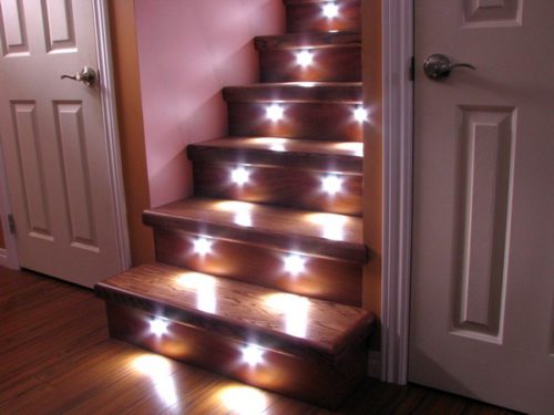 Фото: подсветка лестницы светодиодами