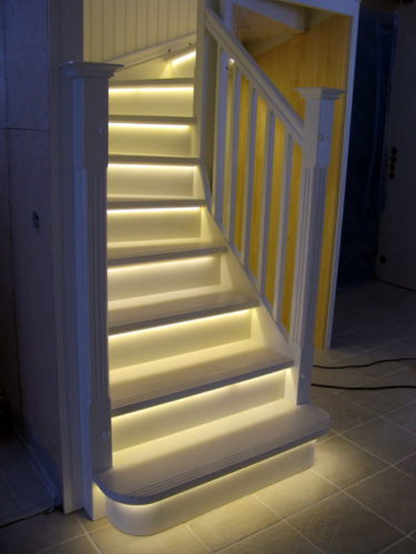 Фото: идея подсветки лестницы