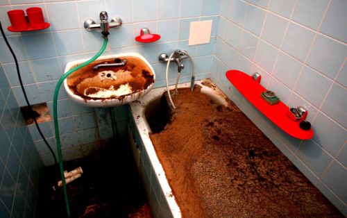 Фото: засорение системы канализации в квартире