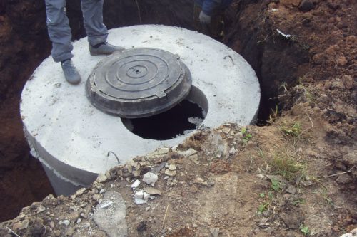 Фото: монтаж канализационного люка на железобетонный колодец