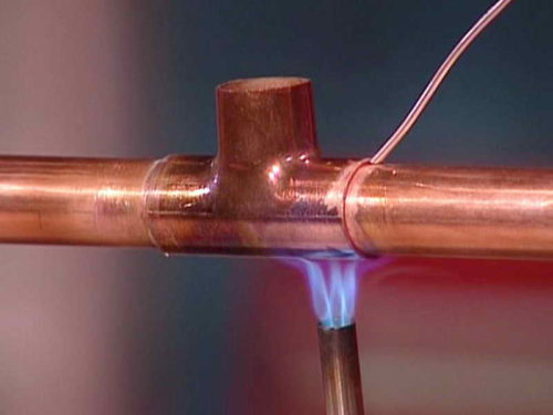 Фото: Высокотемпературная пайка — один из методов монтажа медного водопровода
