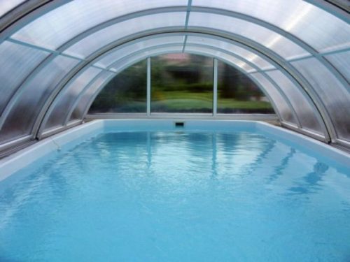 Павильон для бассейна, выполненный по принципу теплицы существенно сократит потери тепла, что позволит сэкономить на электроэнергии для обогрева бассейна