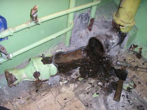 Фото: демонтаж старой канализации