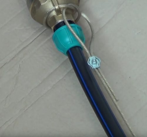 Фото: Первый способ фиксации страховочного троса и присоединение трубы без обратного клапана